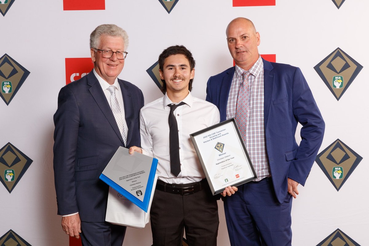 HIA Awards 2022 - Norm presenting apprentice of the year
